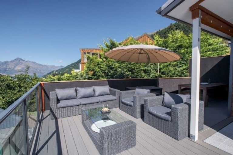 Photo of property in 136 Wynyard Crescent, Fernhill, Queenstown, 9300