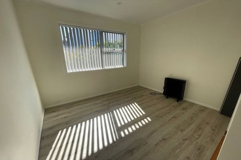 Photo of property in 42 Cyclarama Crescent, Massey, Auckland, 0614