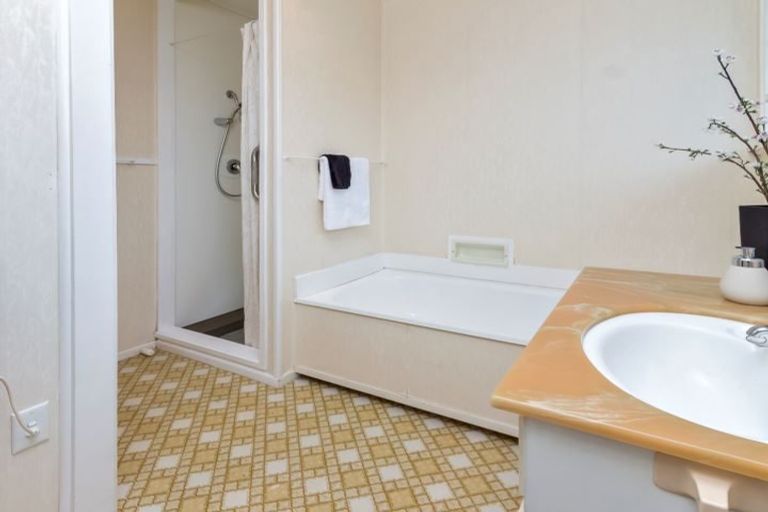 Photo of property in 3/77 Royal View Road, Te Atatu South, Auckland, 0610