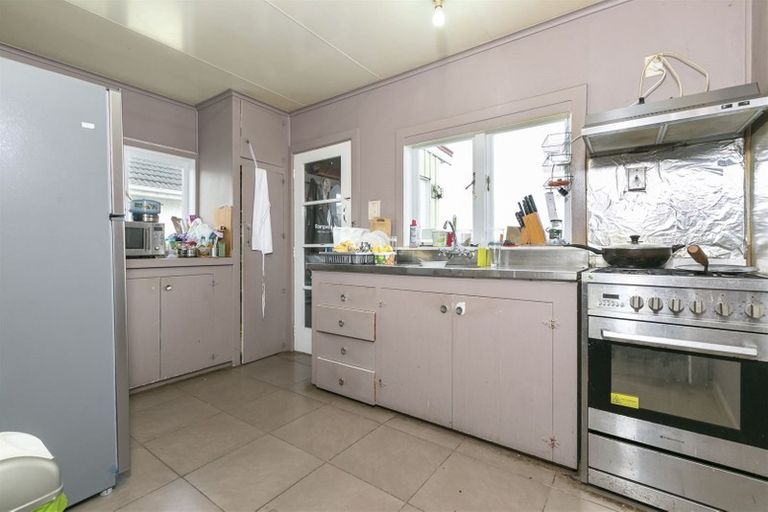 Photo of property in 17 Staveley Avenue, Mount Roskill, Auckland, 1041