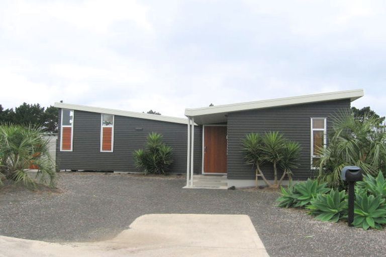 Photo of property in 166 Sands Crescent, Matarangi, Whitianga, 3592