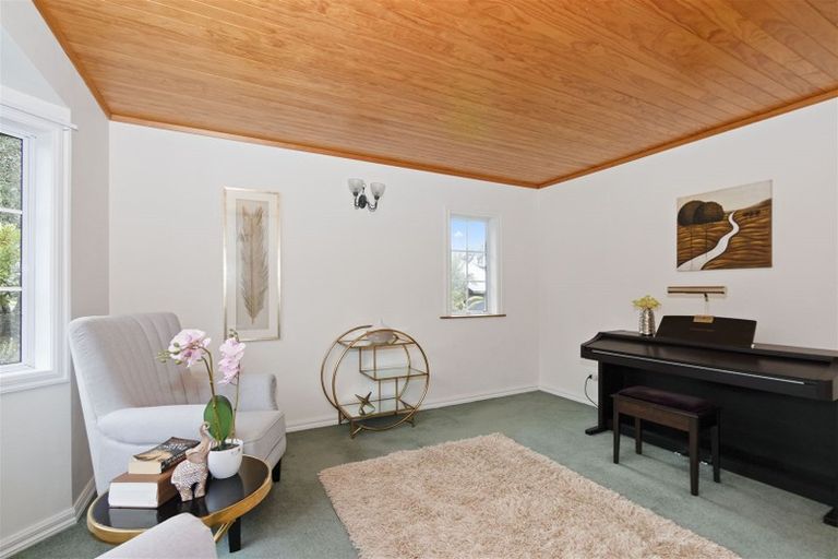 Photo of property in 8a Wainoni Heights, Greenhithe, Auckland, 0632