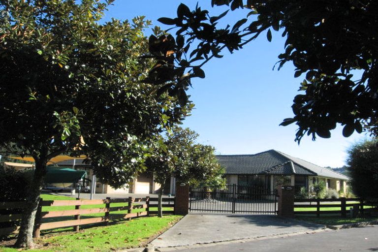 Photo of property in 90 Ranfurly Road, Alfriston, Auckland, 2105