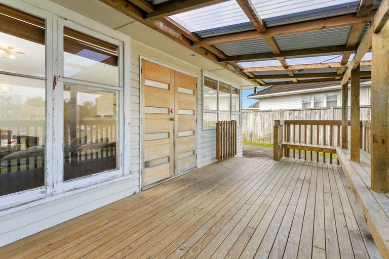 Photo of property in 10 Serjeant Street, Henderson, Auckland, 0612