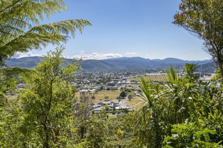 Photo of property in 16 Raynham Way, Silverstream, Upper Hutt, 5019