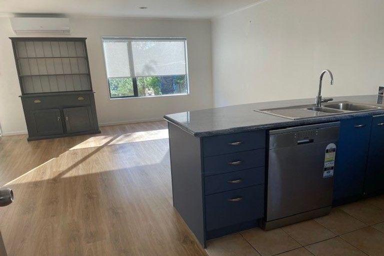 Photo of property in 3/2 Sunnydale Place, Oteha, Auckland, 0632