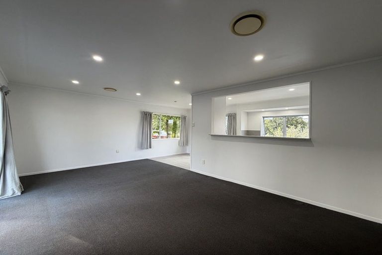 Photo of property in 27 Cedar Heights Avenue, Massey, Auckland, 0614