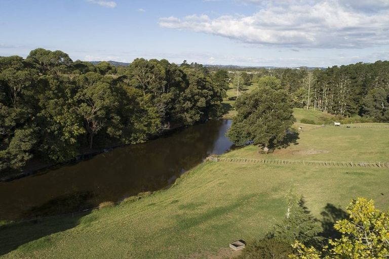 Photo of property in 30 Moontide Road, Kumeu, 0892