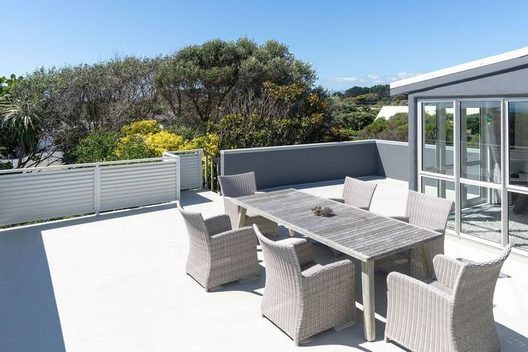 Photo of property in 18 Marram Way, Peka Peka, Waikanae, 5391