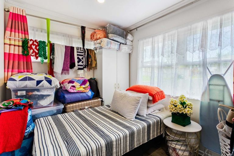 Photo of property in 5 Thomas Rea Place, Te Atatu South, Auckland, 0610