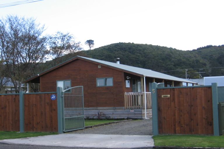 Photo of property in 5 Kenward Crescent, Featherston, 5710