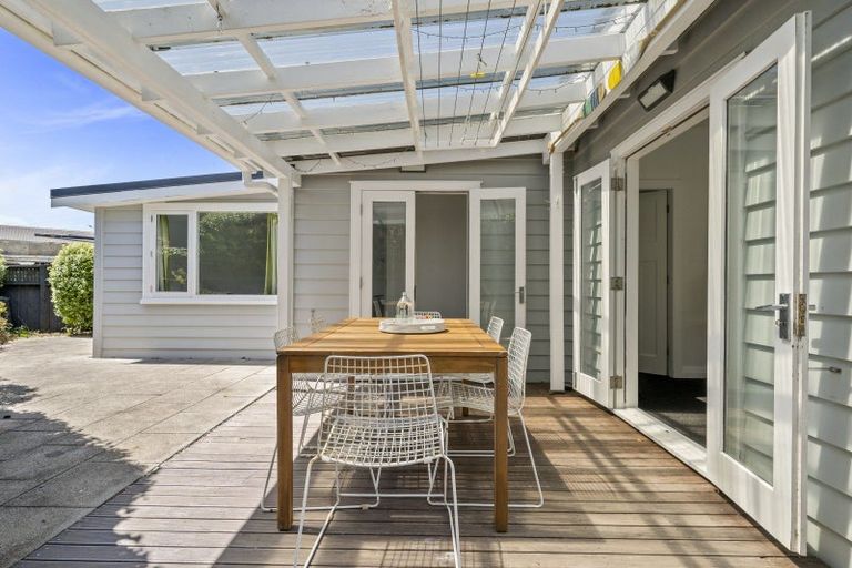 Photo of property in 203 Sutherland Road, Lyall Bay, Wellington, 6022
