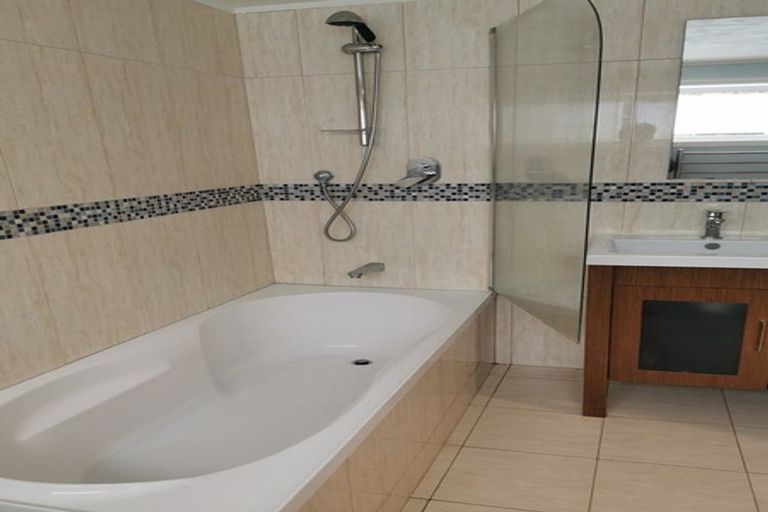 Photo of property in 16 Beeche Place, Birkdale, Auckland, 0626