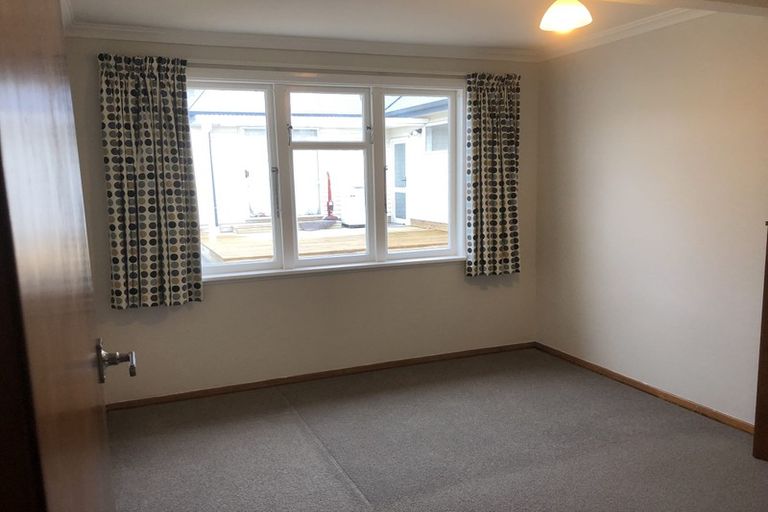 Photo of property in 54 Horokiwi Road West, Newlands, Wellington, 6037