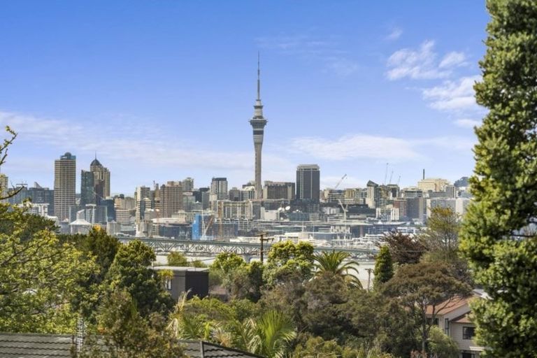 Photo of property in 8 Calman Place, Chatswood, Auckland, 0626