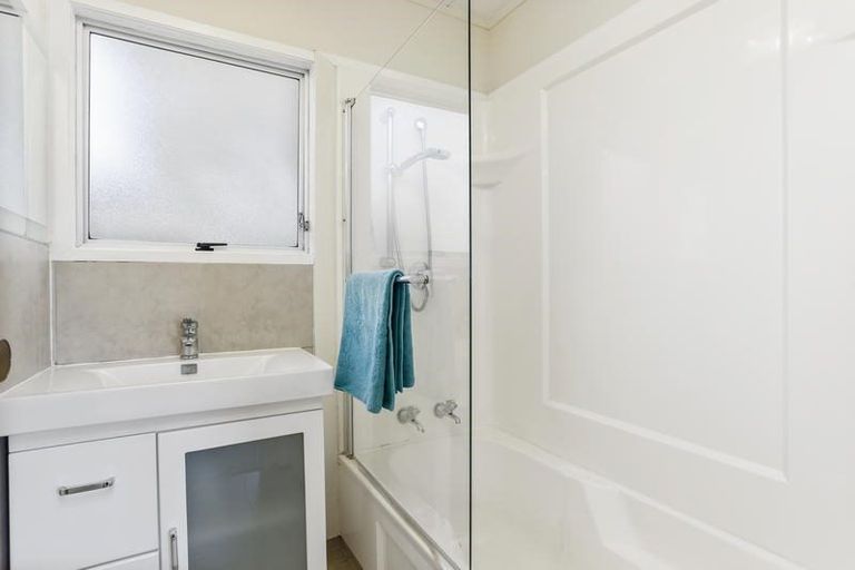 Photo of property in 92b Beach Road, Te Atatu Peninsula, Auckland, 0610