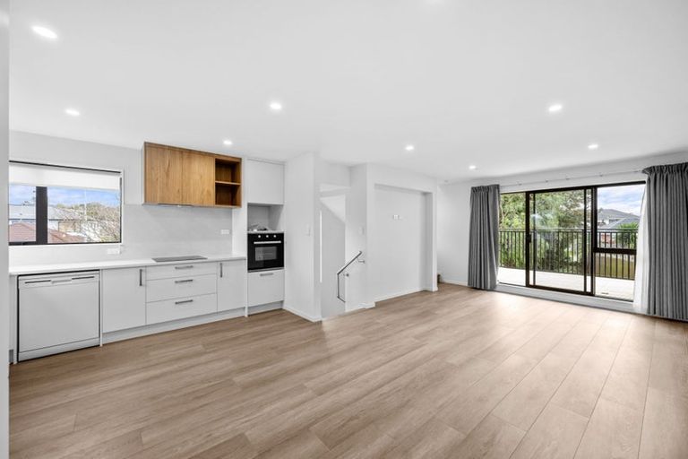 Photo of property in 16 Gossamer Drive, Pakuranga Heights, Auckland, 2010