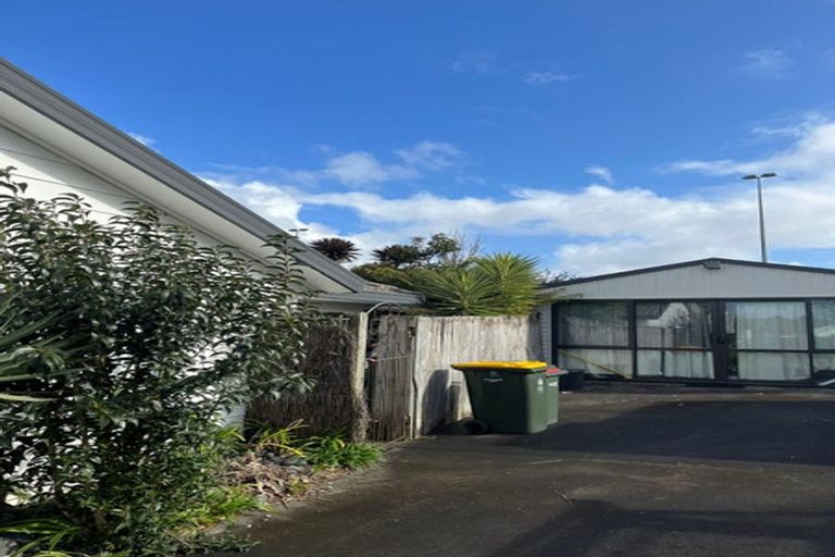 Photo of property in 24 Randwick Place, Randwick Park, Auckland, 2105