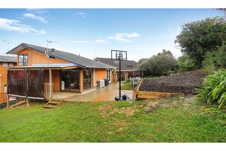 Photo of property in 2/6 Sovereign Place, Glenfield, Auckland, 0629