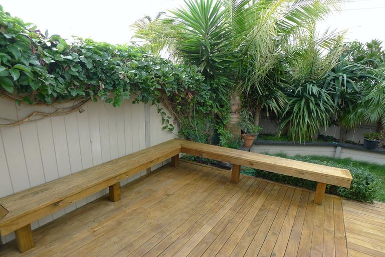 Photo of property in 1/50 Sylvan Avenue, Northcote, Auckland, 0627