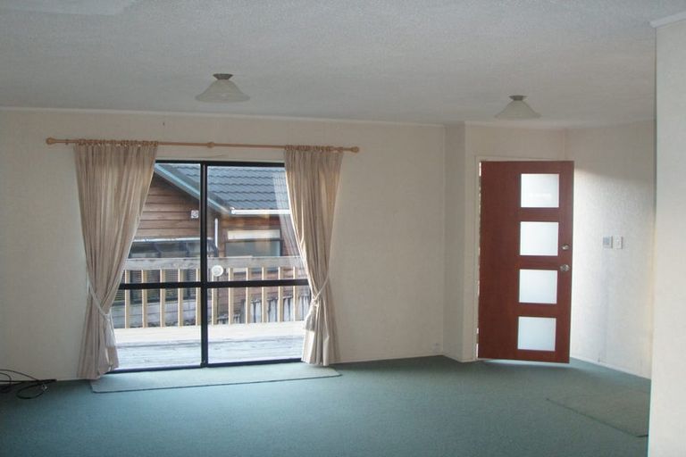 Photo of property in 1/13a Kitewao Street, Northcote, Auckland, 0627