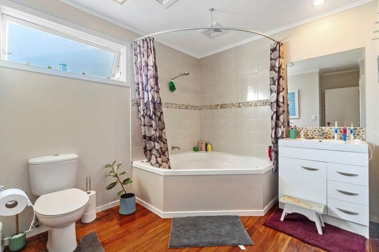 Photo of property in 1 Edmonton Avenue, Onehunga, Auckland, 1061