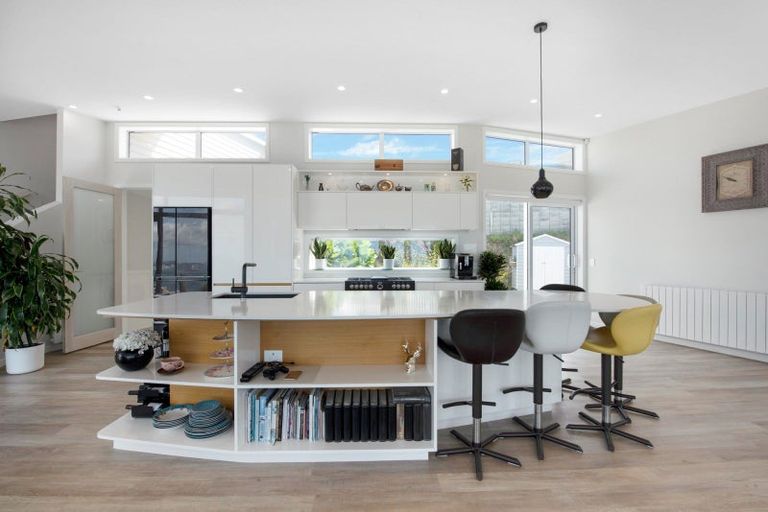 Photo of property in 27 Cromwell Point, Newlands, Wellington, 6037