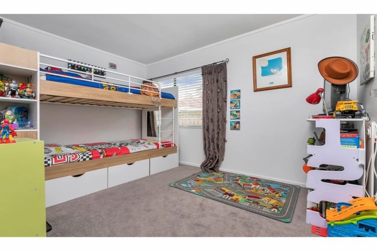 Photo of property in 1/38 Sailfish Drive, West Harbour, Auckland, 0618