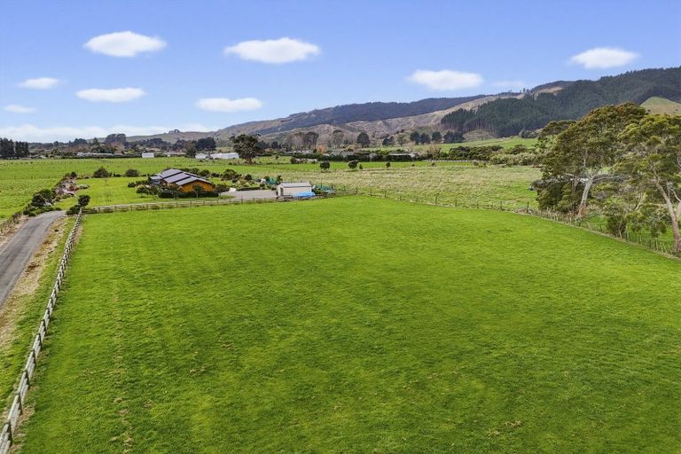 Photo of property in 425 Tararua Road, Levin, 5571