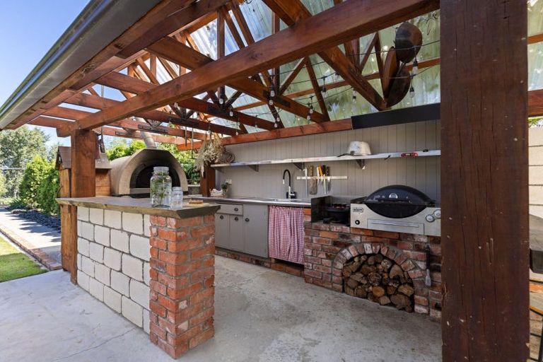 Photo of property in 33 Royal Oak Drive, Kelvin Grove, Palmerston North, 4414