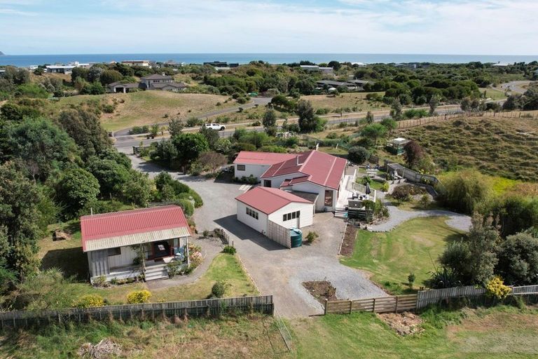 Photo of property in 72 Rutherford Drive, Waikanae Beach, Waikanae, 5036