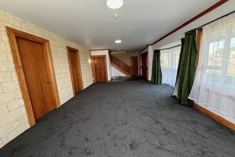 Photo of property in 24 Hurstbourn Priors, Goodwood Heights, Auckland, 2105