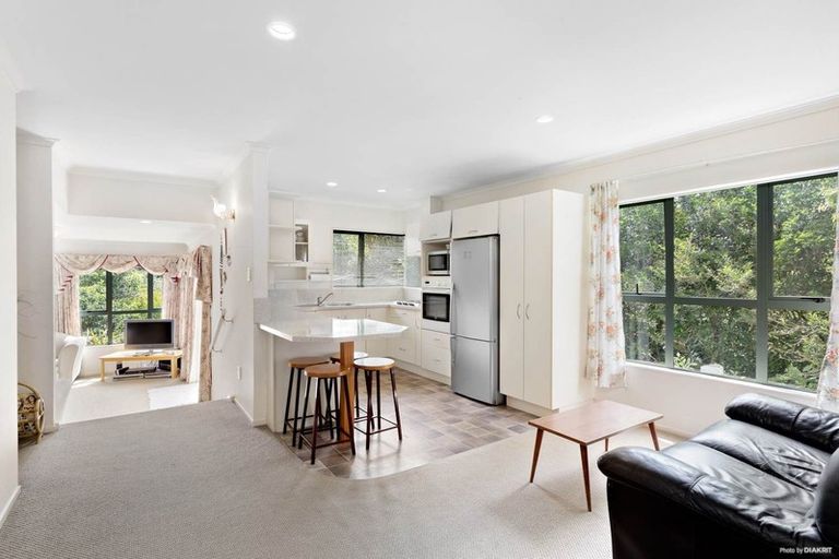 Photo of property in 15 Ryehill Close, New Lynn, Auckland, 0600