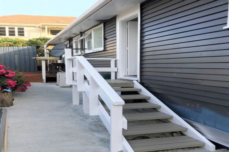 Photo of property in 118b Newlands Road, Newlands, Wellington, 6037