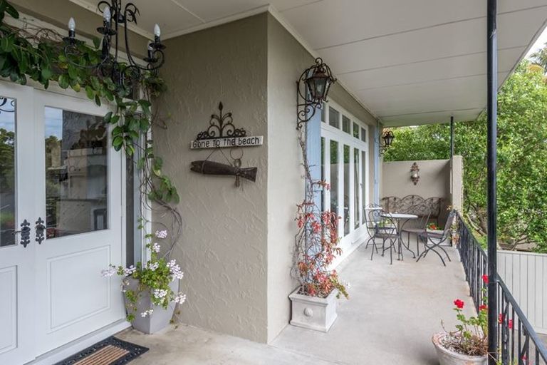 Photo of property in 19 Montgomery Crescent, Cockle Bay, Auckland, 2014