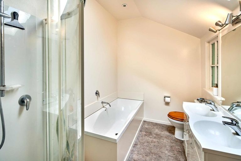 Photo of property in 9 Northland Road, Northland, Wellington, 6012