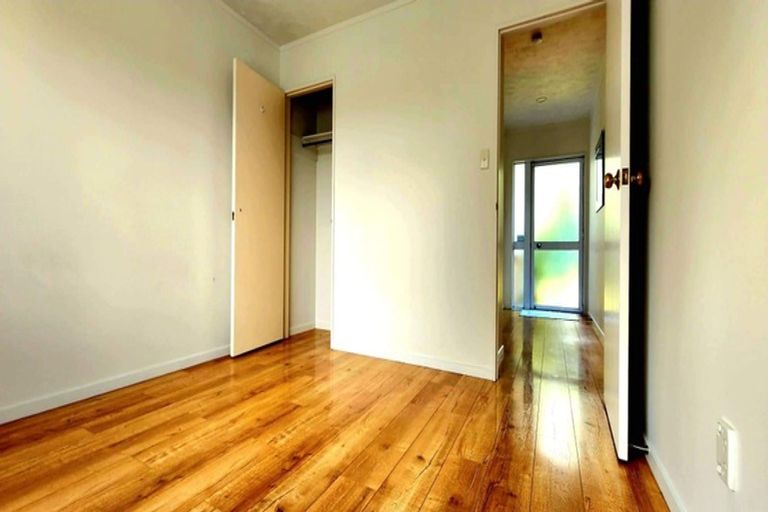 Photo of property in 2/11 Gloria Avenue, Te Atatu Peninsula, Auckland, 0610