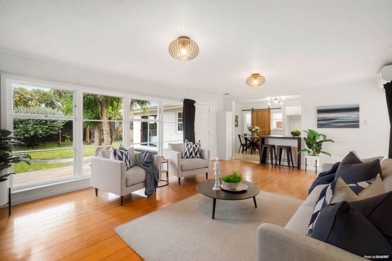 Photo of property in 1/934 East Coast Road, Northcross, Auckland, 0630