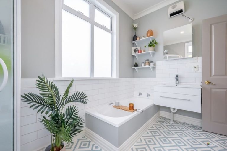 Photo of property in 156 Kings Crescent, Hutt Central, Lower Hutt, 5010