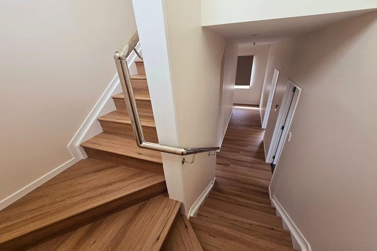 Photo of property in 1c Taupiko Place, Green Bay, Auckland, 0604