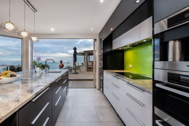 Photo of property in 1/909 Beach Road, Waiake, Auckland, 0630