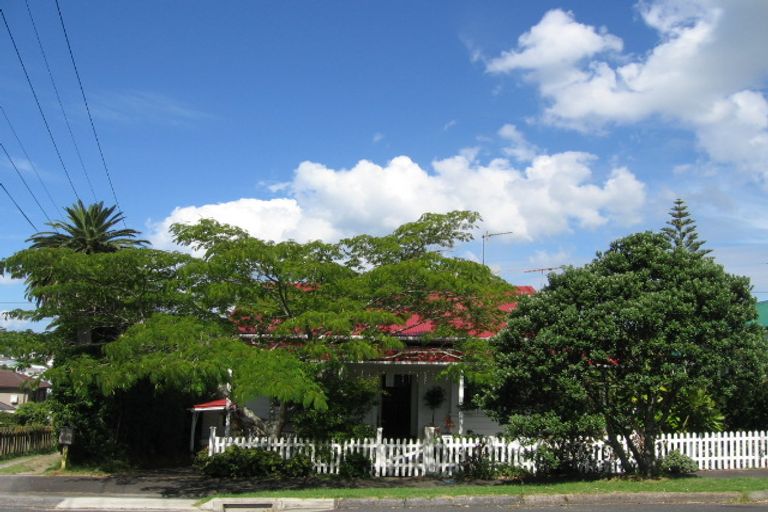 Photo of property in 42 William Bond Street, Stanley Point, Auckland, 0624