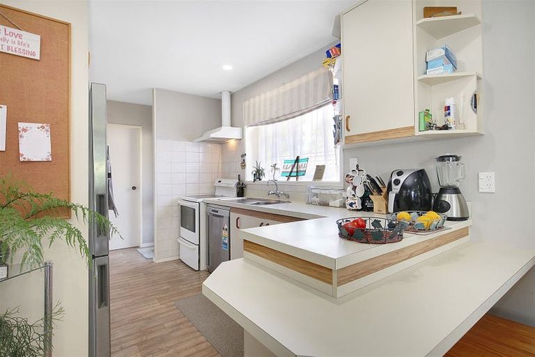 Photo of property in 5 Edron Place, Redwood, Christchurch, 8051