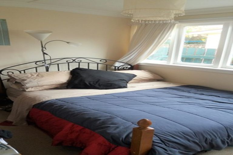 Photo of property in 37 Pukatea Street, Eastbourne, Lower Hutt, 5013