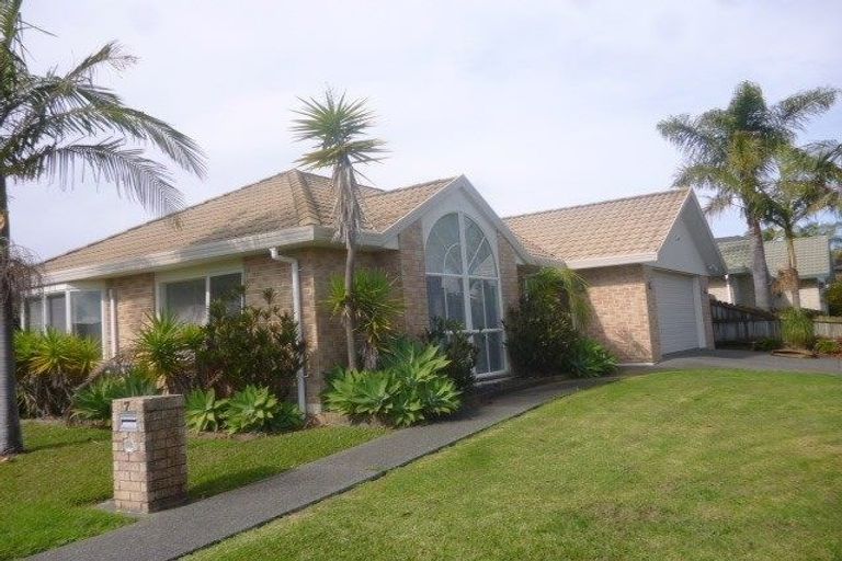 Photo of property in 7 Moyrus Crescent, East Tamaki Heights, Auckland, 2016