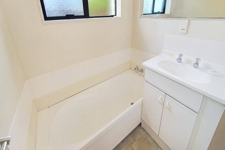 Photo of property in 1/111 Sturges Road, Henderson, Auckland, 0612