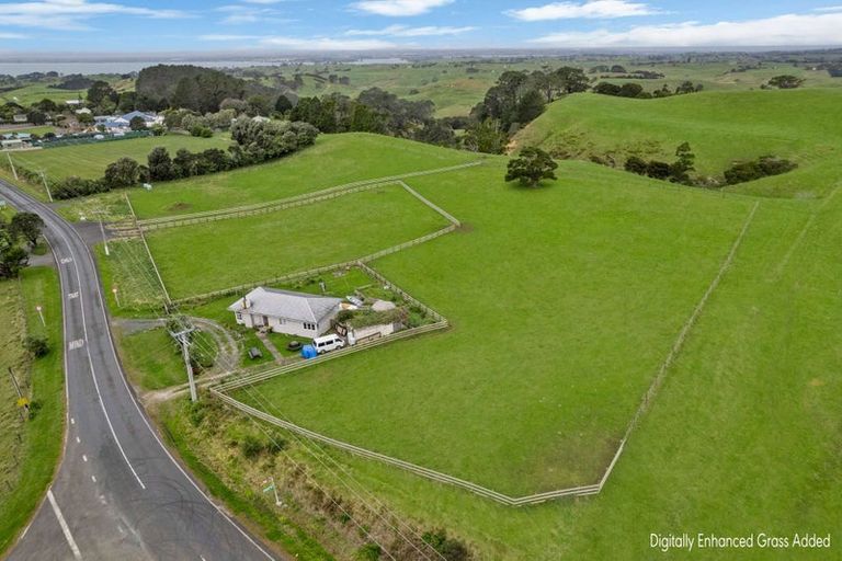 Photo of property in 2590 Awhitu Road, Awhitu, 2684