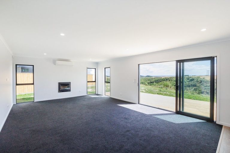 Photo of property in 54 Sardinia Grove, Fitzherbert, Palmerston North, 4410