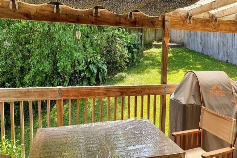 Photo of property in 2/15 Louise Place, Browns Bay, Auckland, 0630