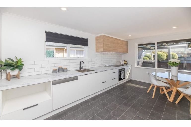 Photo of property in 12 Rosanna Place, Aranui, Christchurch, 8061